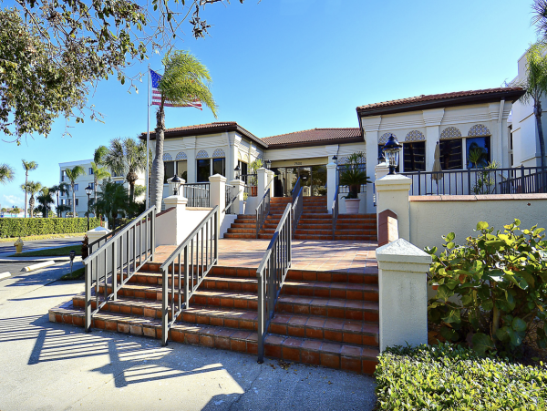 Luxurious Bayfront Condo Steps to beach